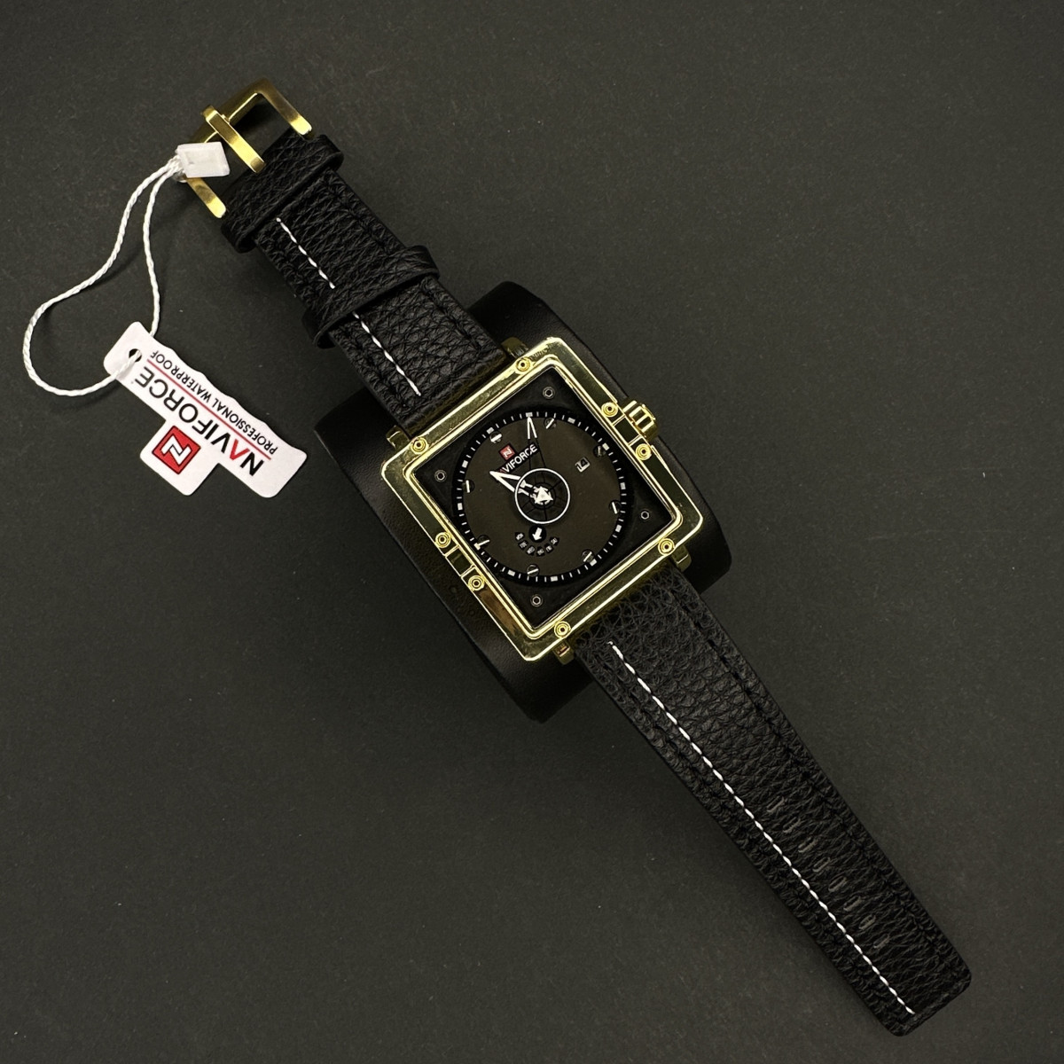 نیوی فورس مردانه موتور ژاپن مربعی کد(6508) قاب طلایی صفحه مشکی شیشه رفلکس بند مشکی