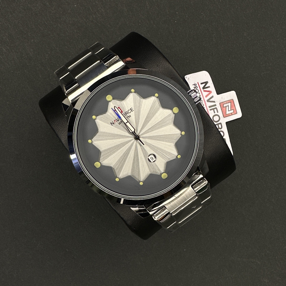 نیوی فورس مردانه موتور ژاپن کد(6518) قاب نقره ای صفحه سفید بند نقره ای