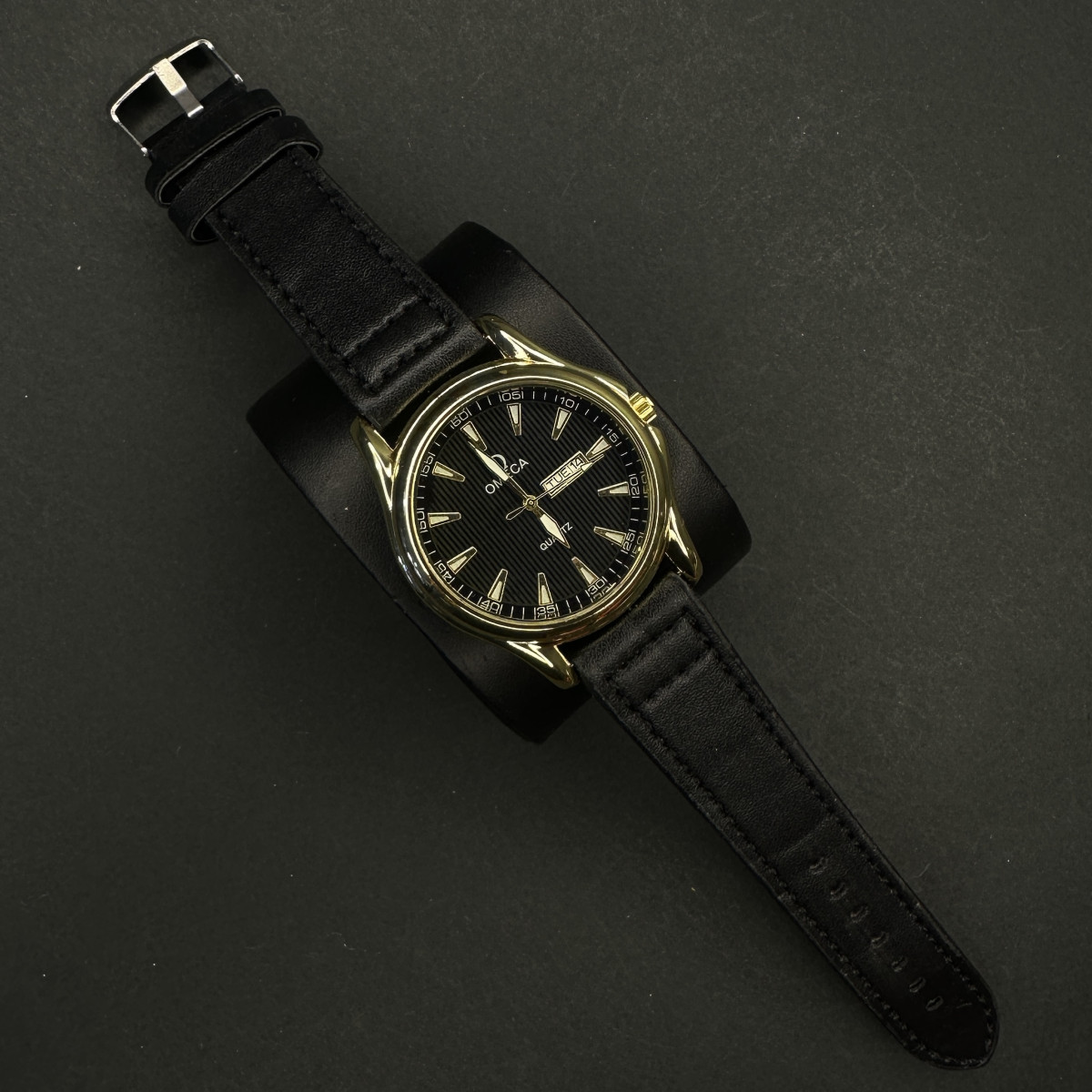 امگا مردانه بند چرمی کد(7095) مشکی قاب طلایی