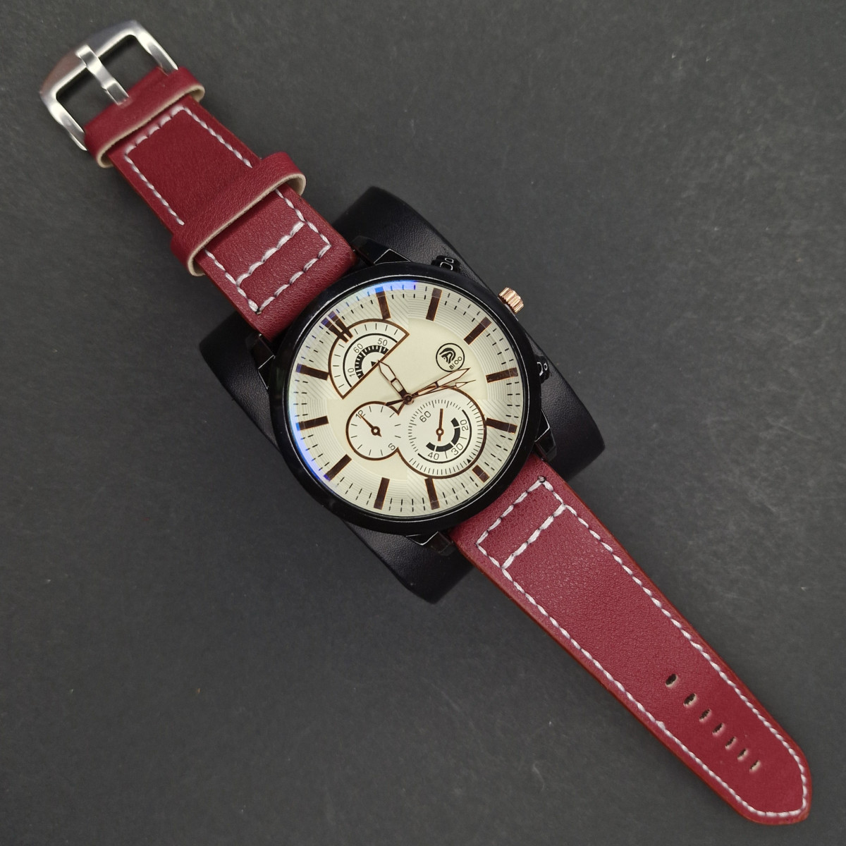 اسپرت مردانه کد(7115) بند قرمز/صفحه سفید/ شیشه رفلکس