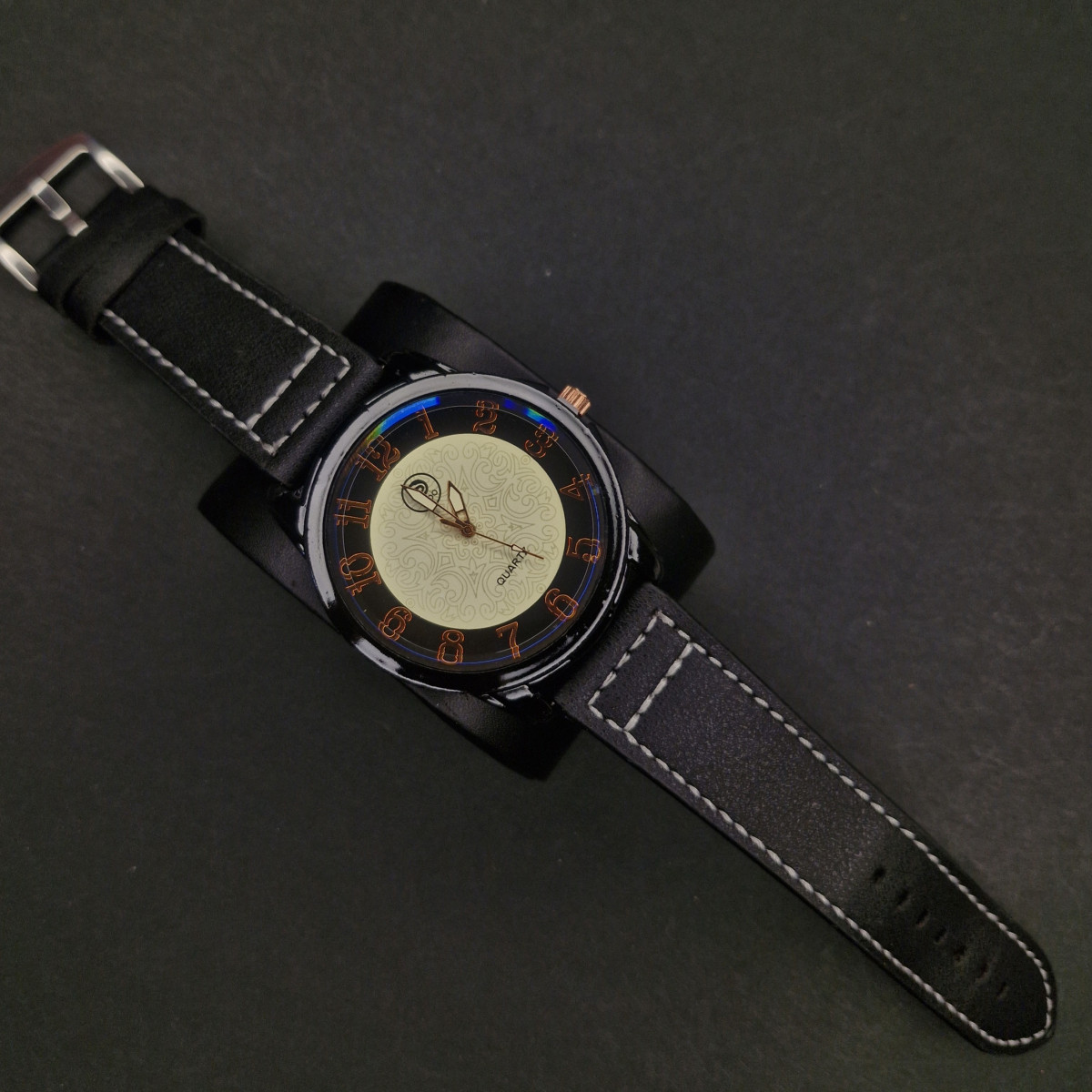 اسپرت مردانه کد(7122) بند مشکی/صفحه سفید/ شیشه رفلکس