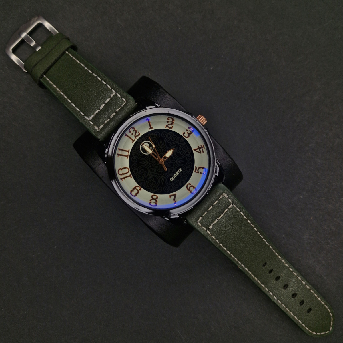 اسپرت مردانه کد(7127) بند سبز/صفحه مشکی/ شیشه رفلکس