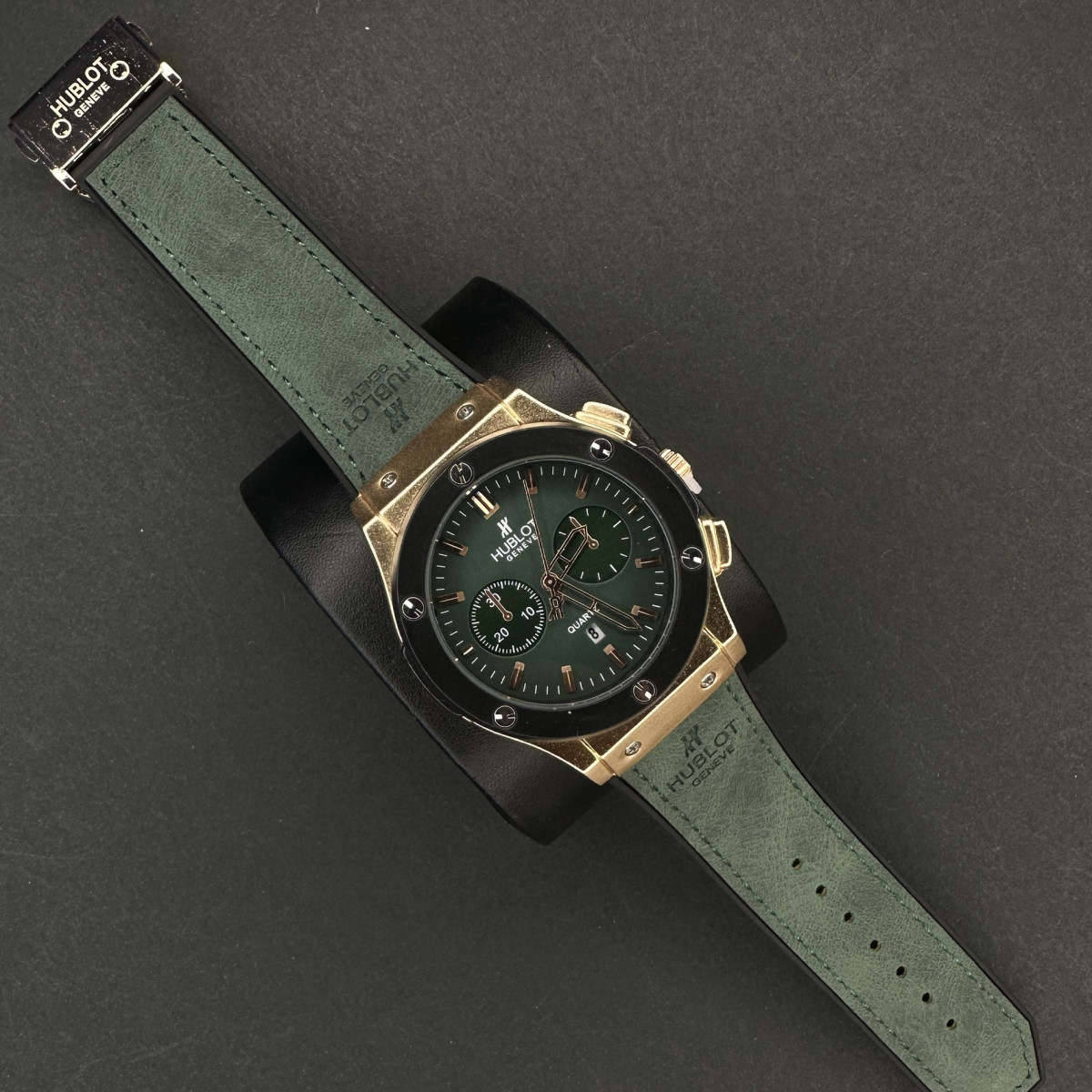 هابلوت مردانه کد(7247) بند سبز قاب طلایی صفحه سبز