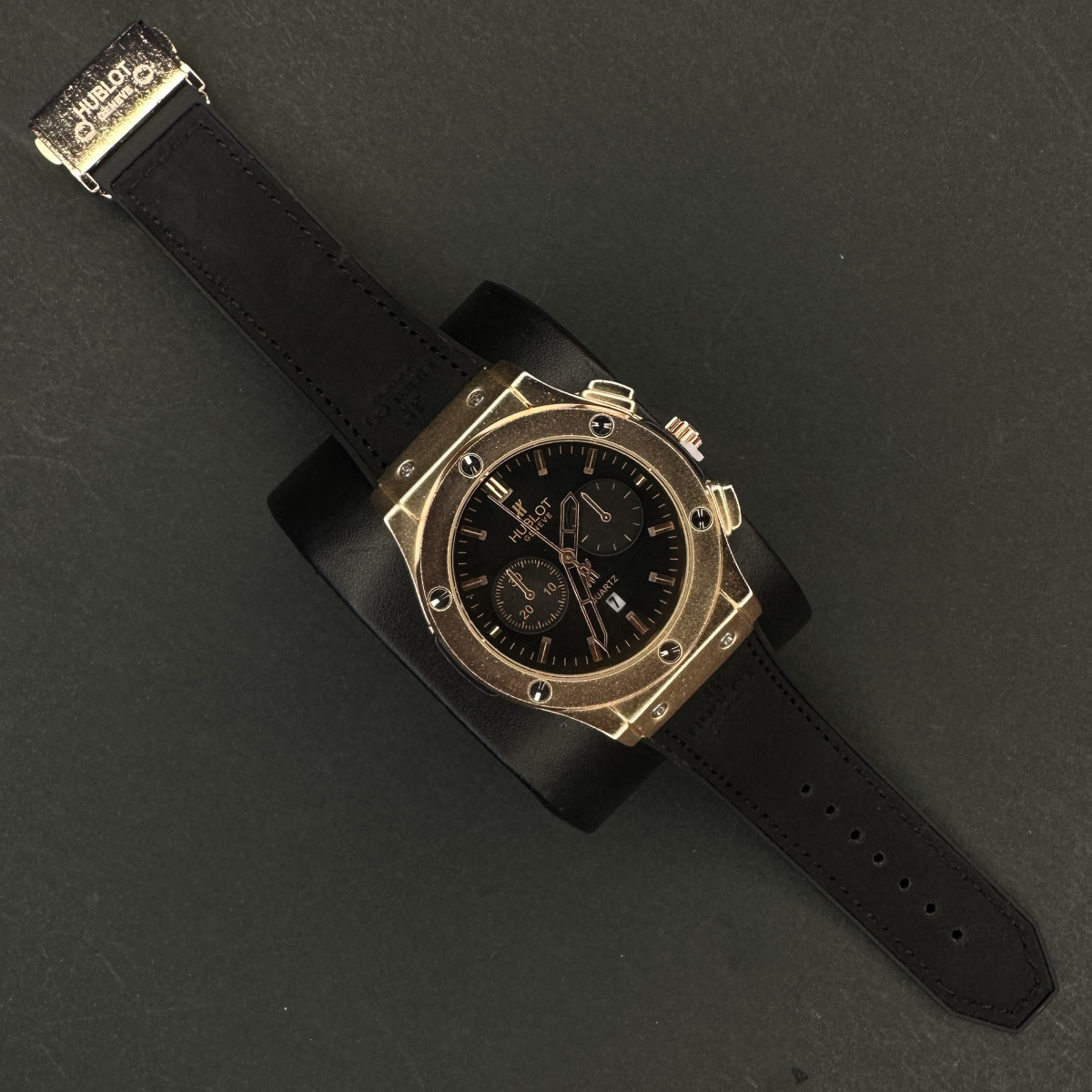 هابلوت مردانه کد(7262) بند مشکی قاب مسی صفحه مشکی