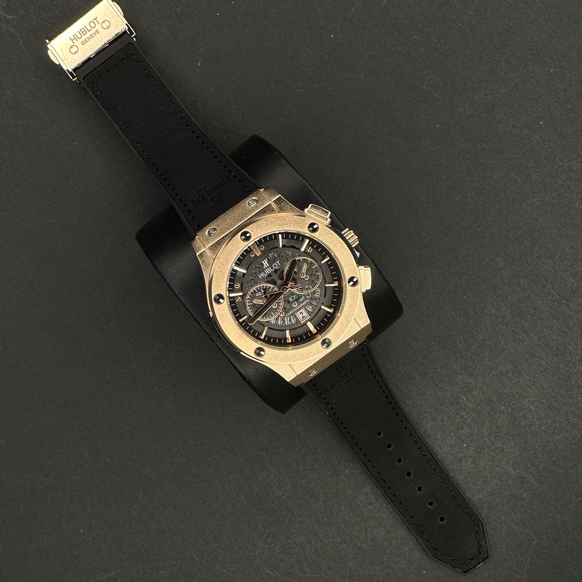 هابلوت مردانه کد(8050)بند مشکی قاب مسی صفحه مشکی