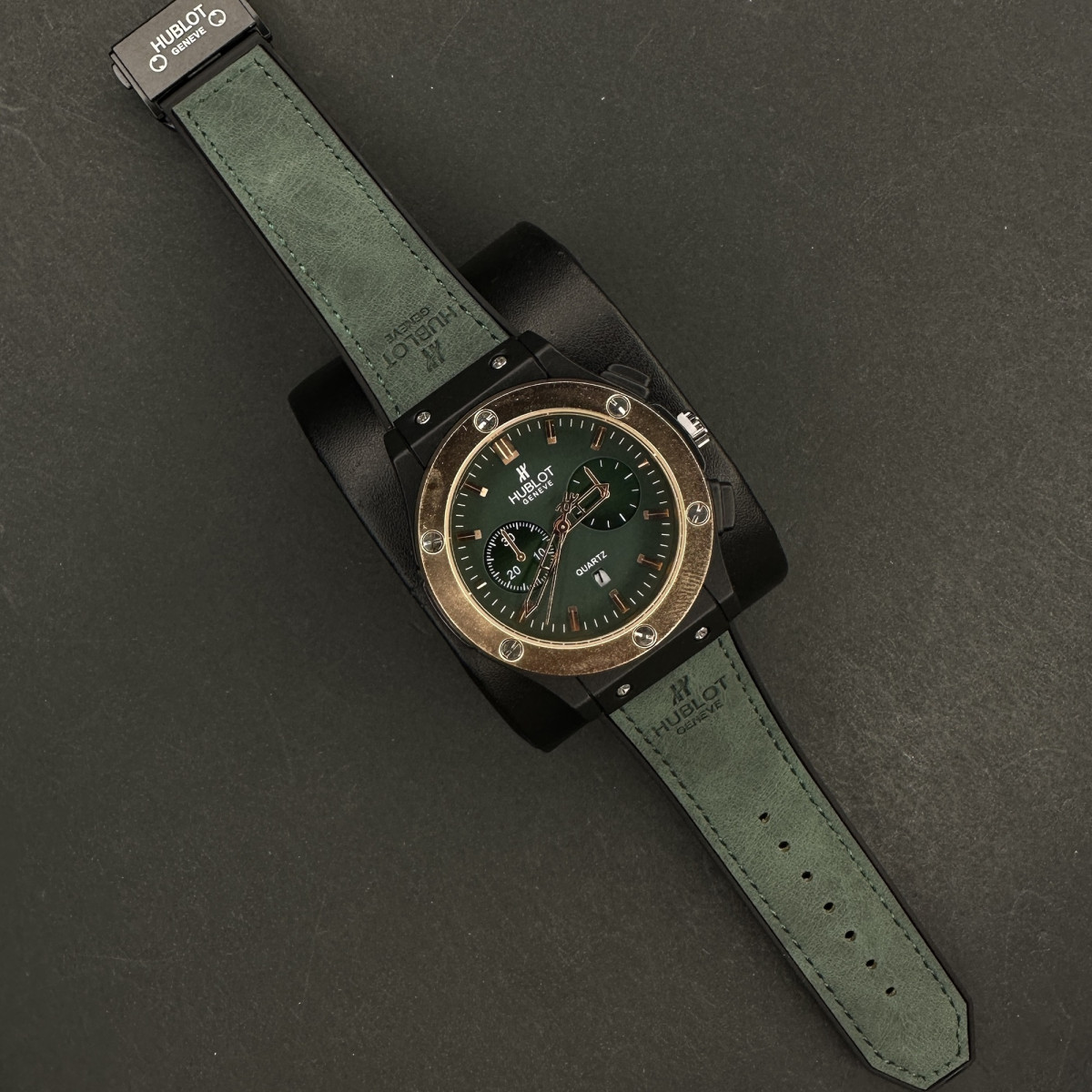 هابلوت مردانه کد(8060)بند سبز قاب مسی صفحه سبز