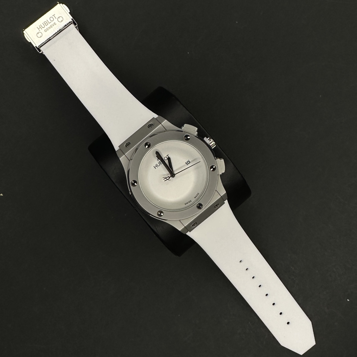 هابلوت مردانه کد(8066)بندسفید قاب نقره ای صفحه سفید