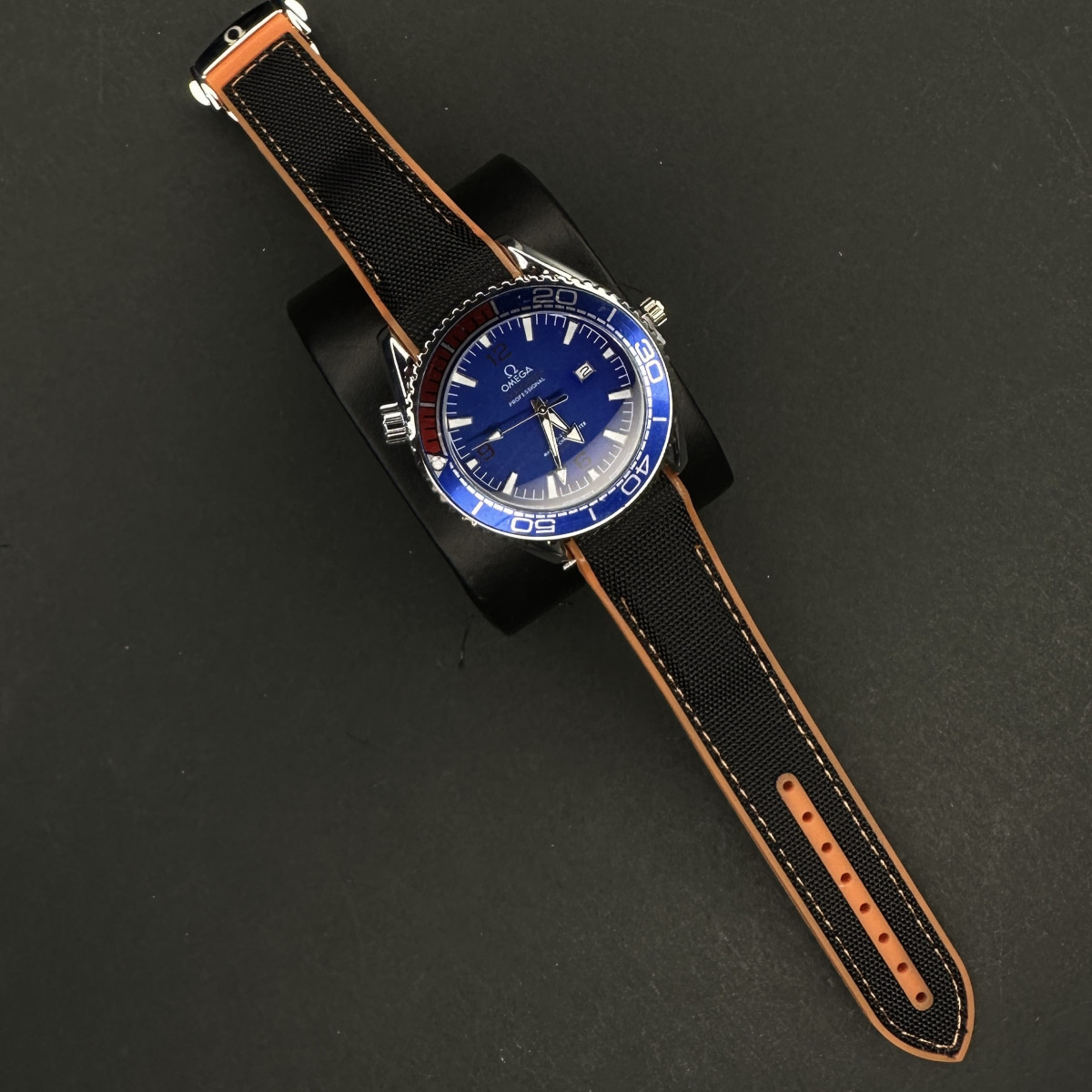 امگا مردانه بند برزنتی کد (8128) بند مشکی نارنجی قاب سرمه ای