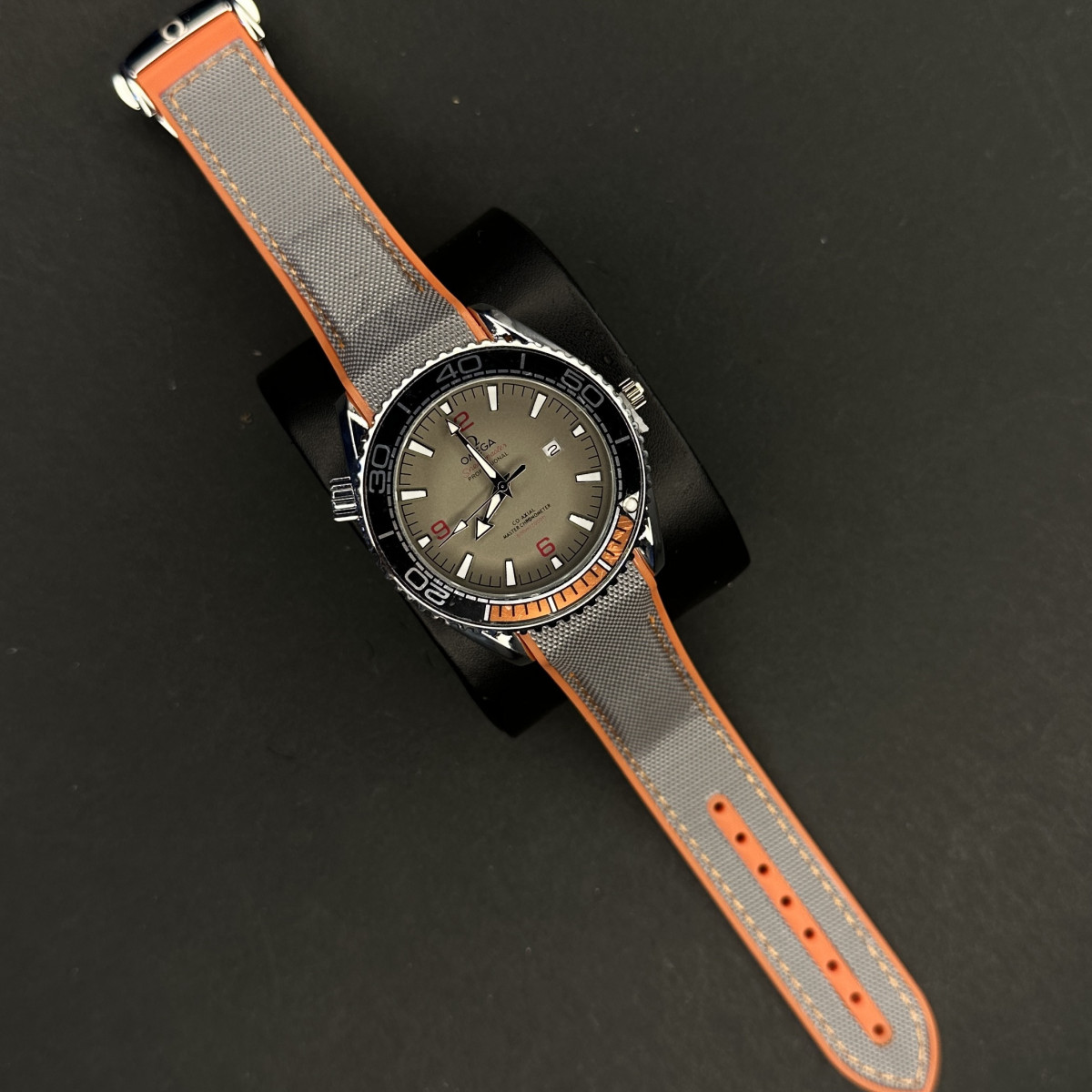 امگا مردانه بند برزنتی کد (8124) بند طوسی نارنجی قاب مشکی