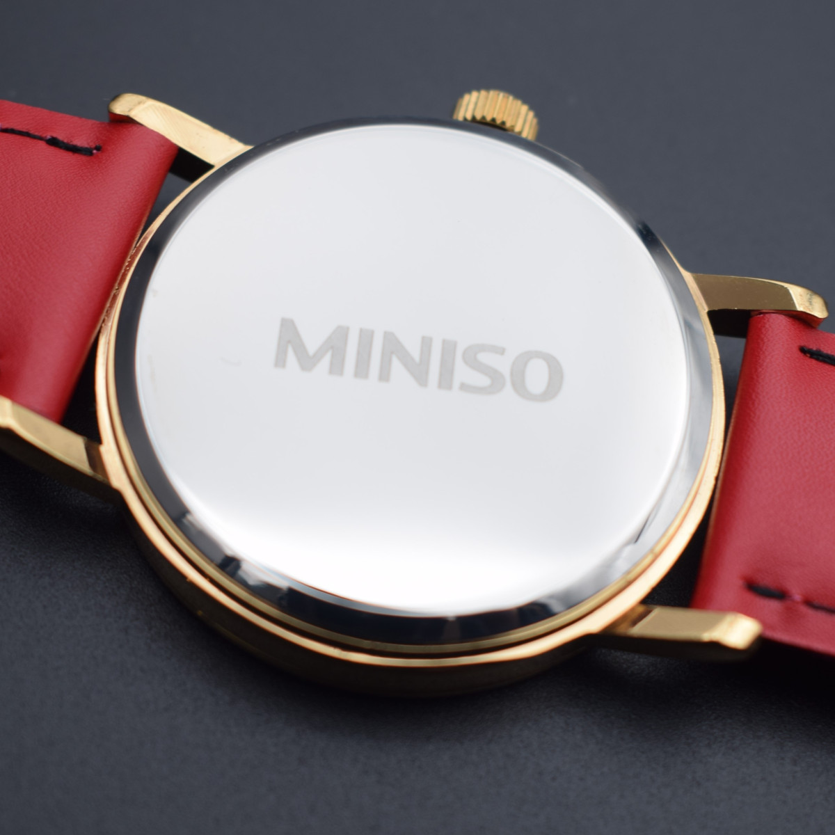 اسپرت miniso کد(9411) بند قرمز