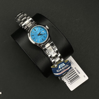 کاسیو زنانه کد (5600) نقره ای داخل ابی پررنگ