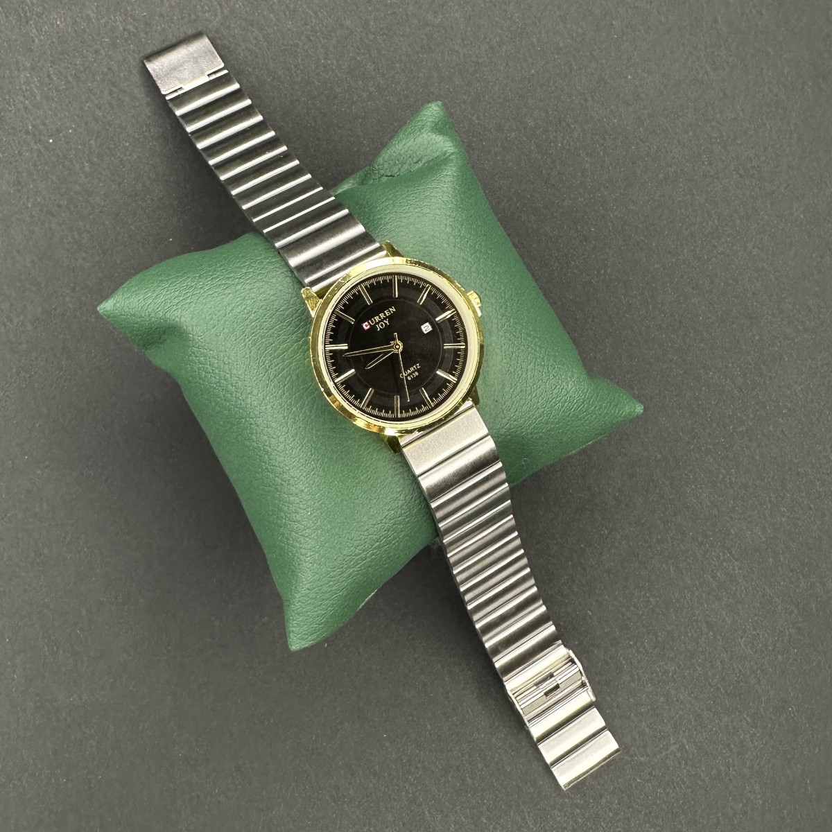 ساعت زنانه برند کورن کد (5719) بند نقره ای وصفحه مشکی قاب طلایی