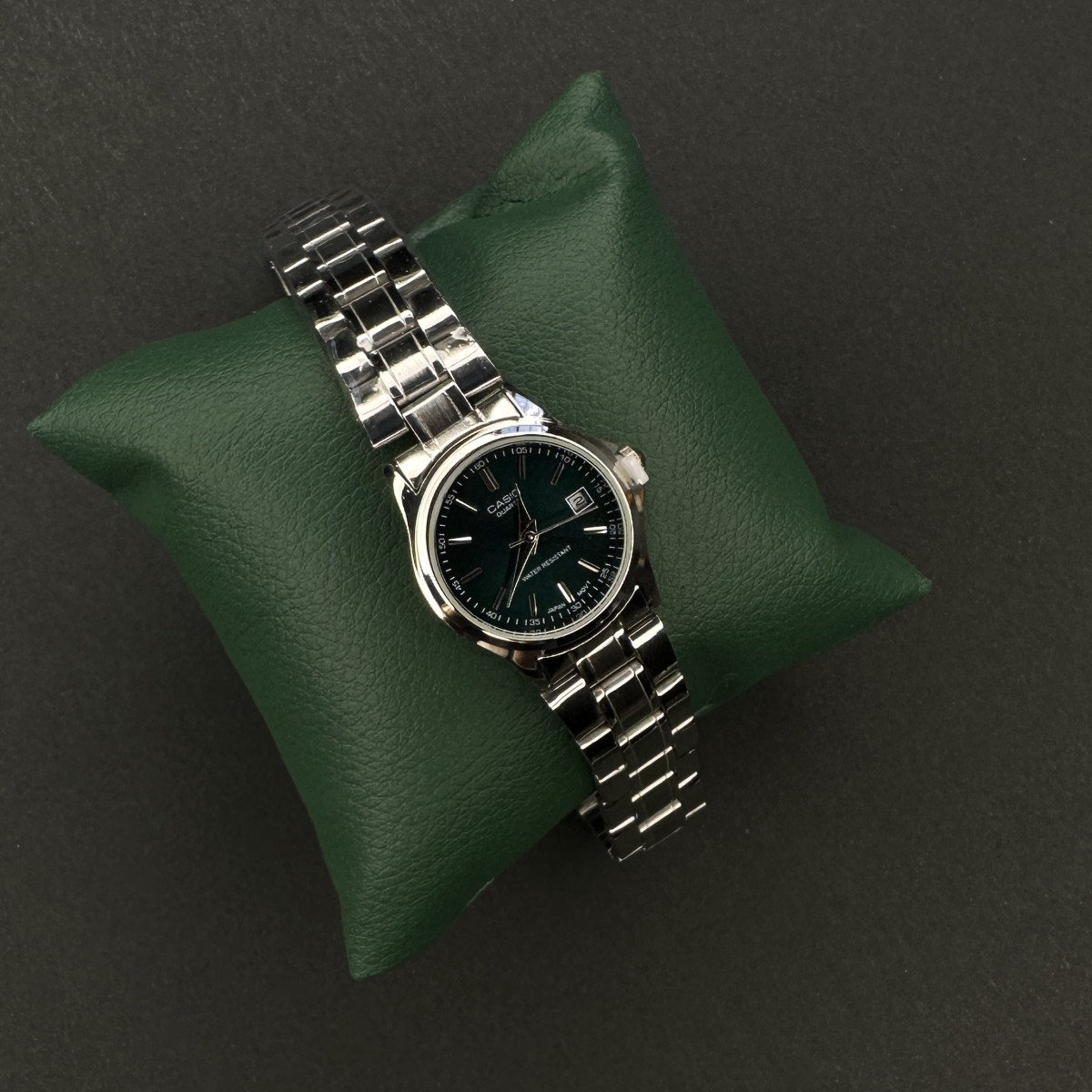 کاسیوزنانه کد ( 5749) بند نقره ای صفحه سبز زمردی