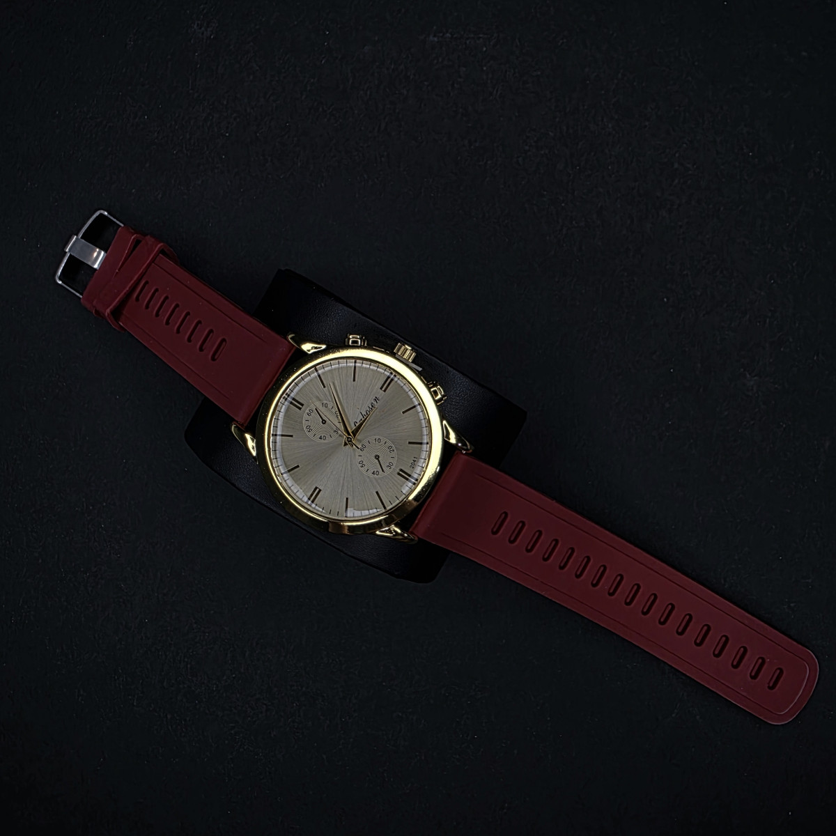 ساعت مچی cobosen مردانه کد(5811) قاب و صفحه طلایی و بند قرمز