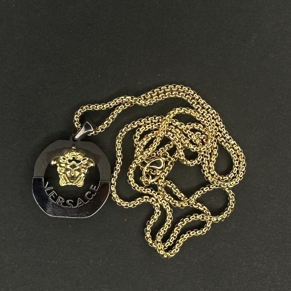 گردنبند طرح ورساچ کد(3080) نقره ای مشکی زنجیر طلایی