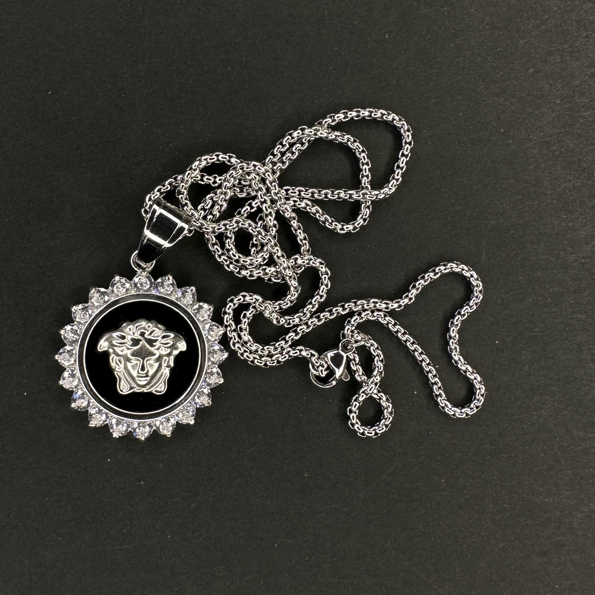 گردنبند طرح ورساچ کد(3098) نقره ای مشکی زنجیر نقره ای