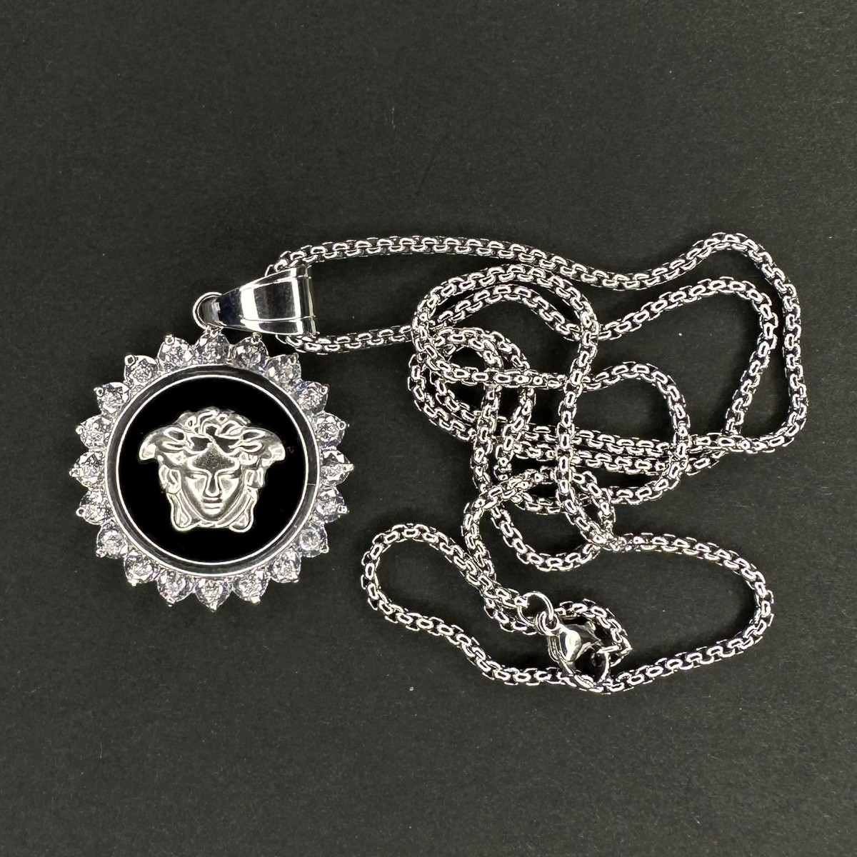 گردنبند طرح ورساچ کد(3110) مشکی نقره ای زنجیر نقره ای