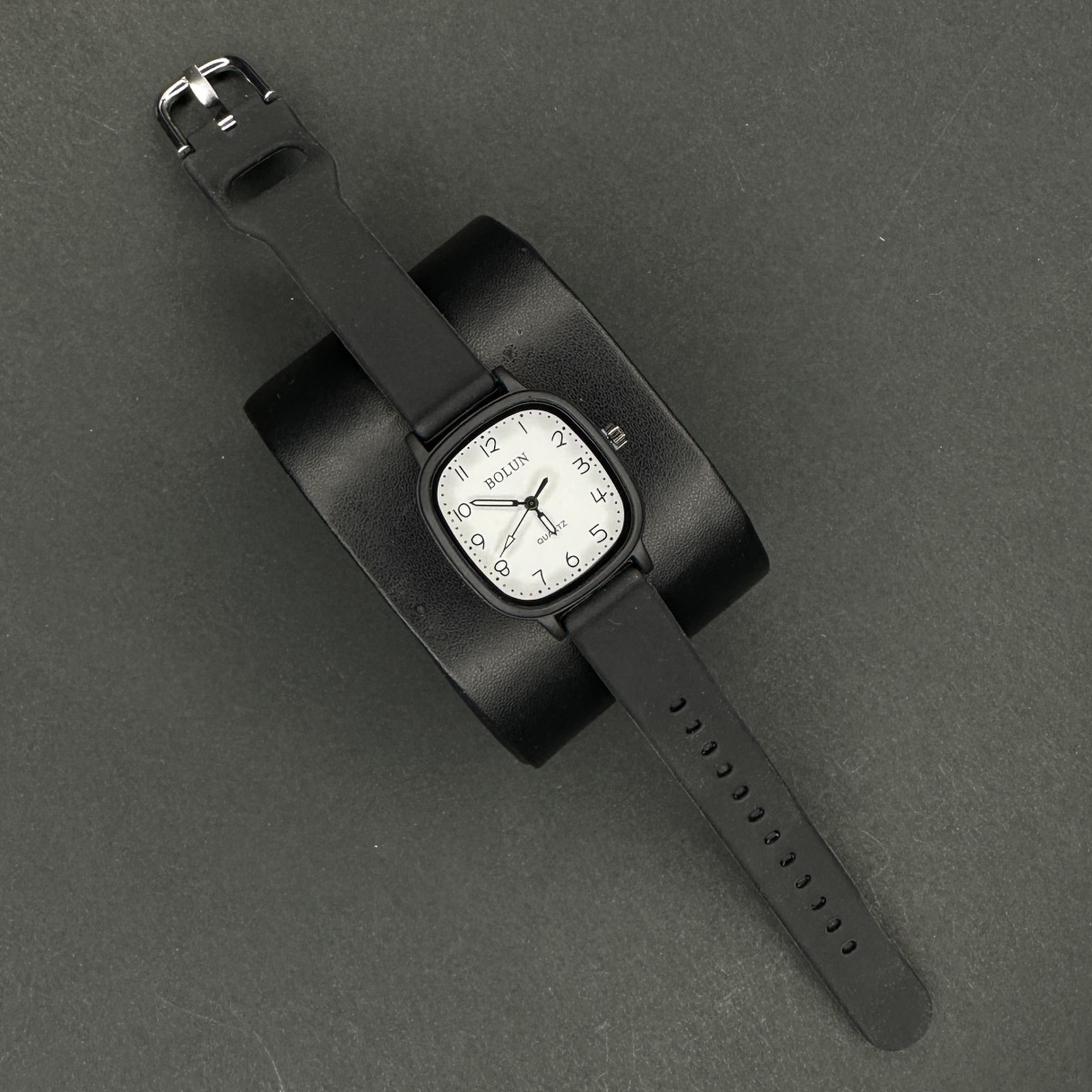 بلون زنانه مربعی عدد دار کد(6131) قاب مشکی صفحه سفید بند مشکی