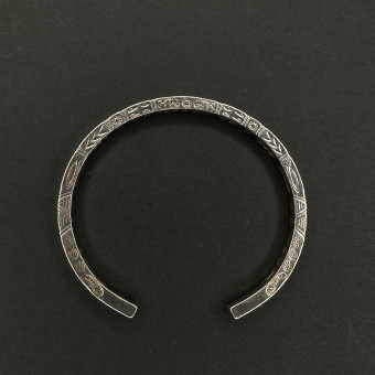 دستبند بنگل کد (6316) نقره ای طرح دار