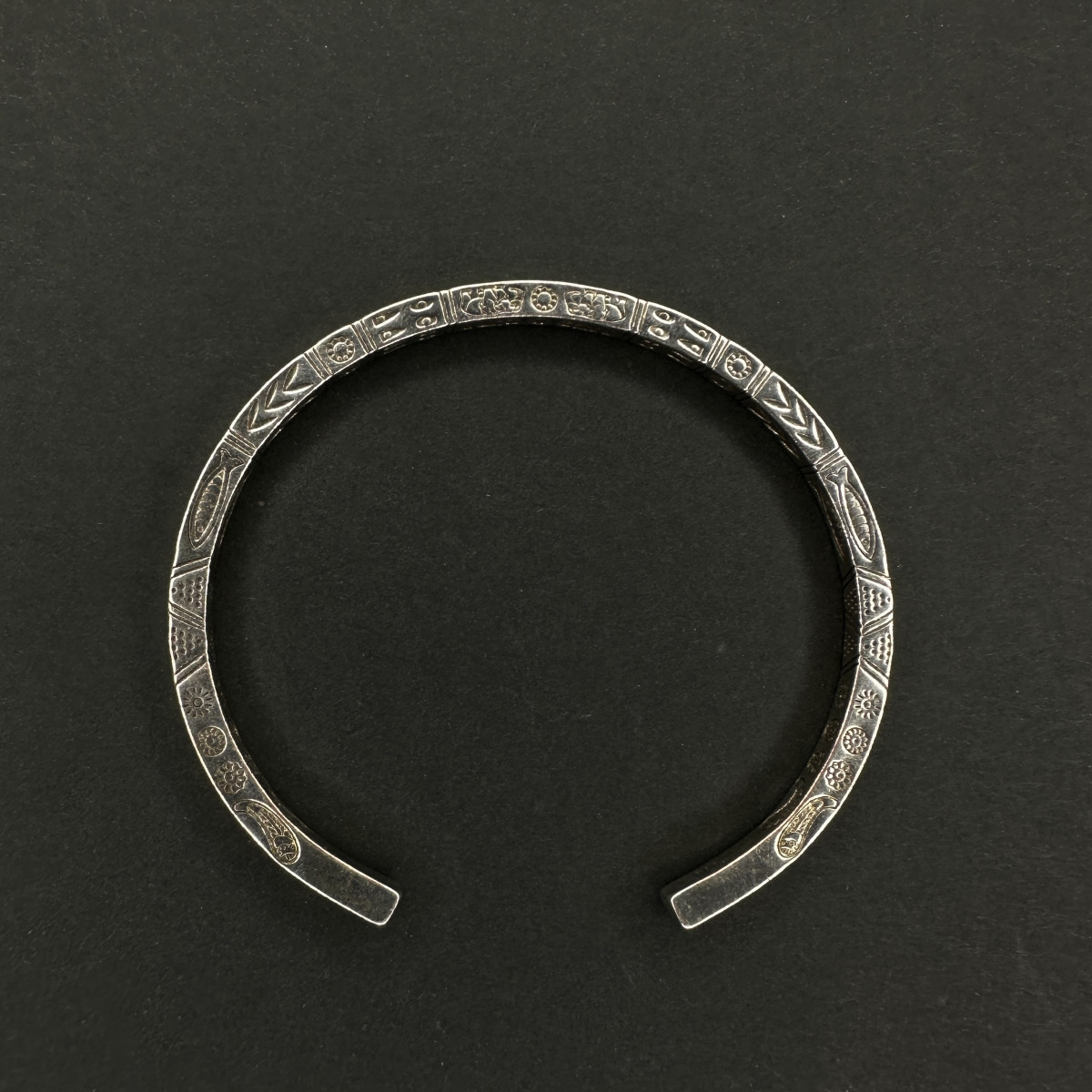 دستبند بنگل کد (6316) نقره ای طرح دار