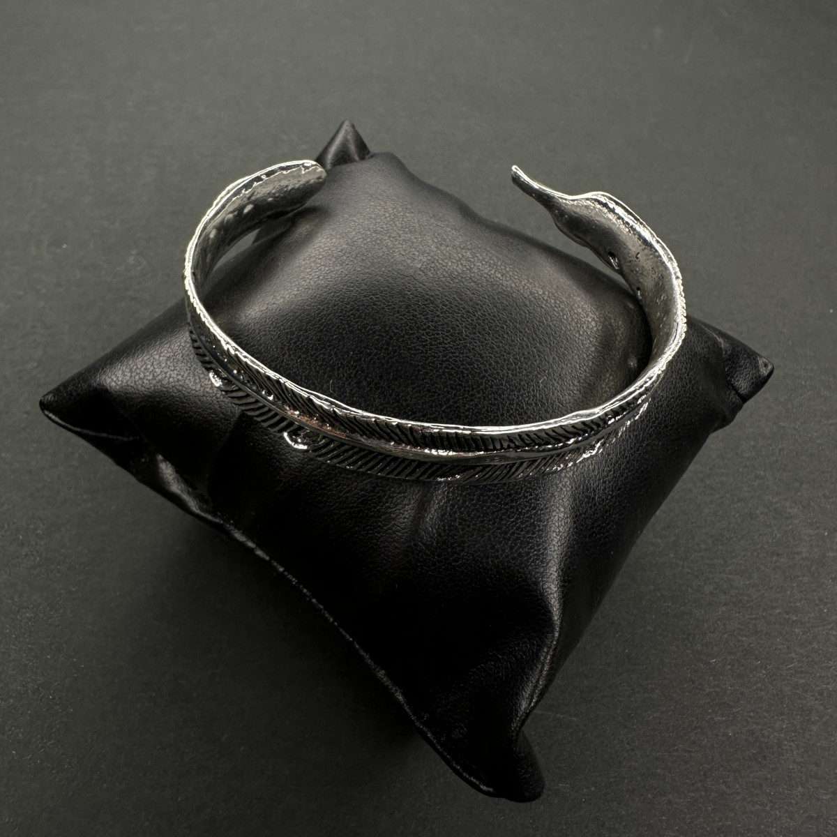 دستبند بنگل طرح پر کد (6325) نقره ای