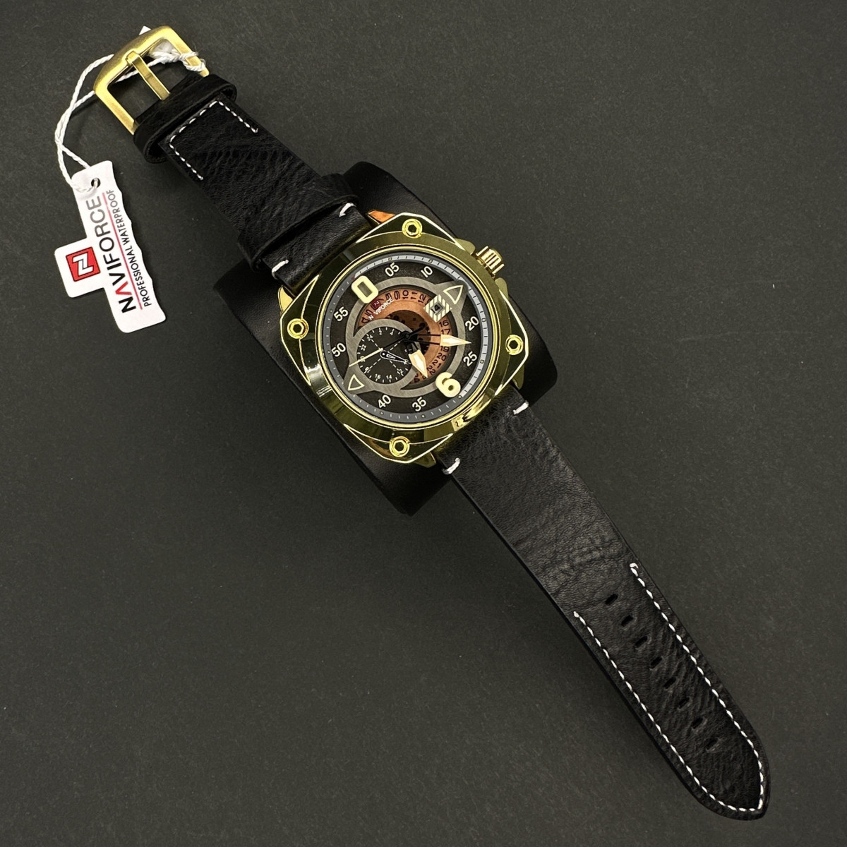 نیوی فورس مردانه موتور ژاپن کد(6442)قاب طلایی صفحه مشکی مسی بند مشکی