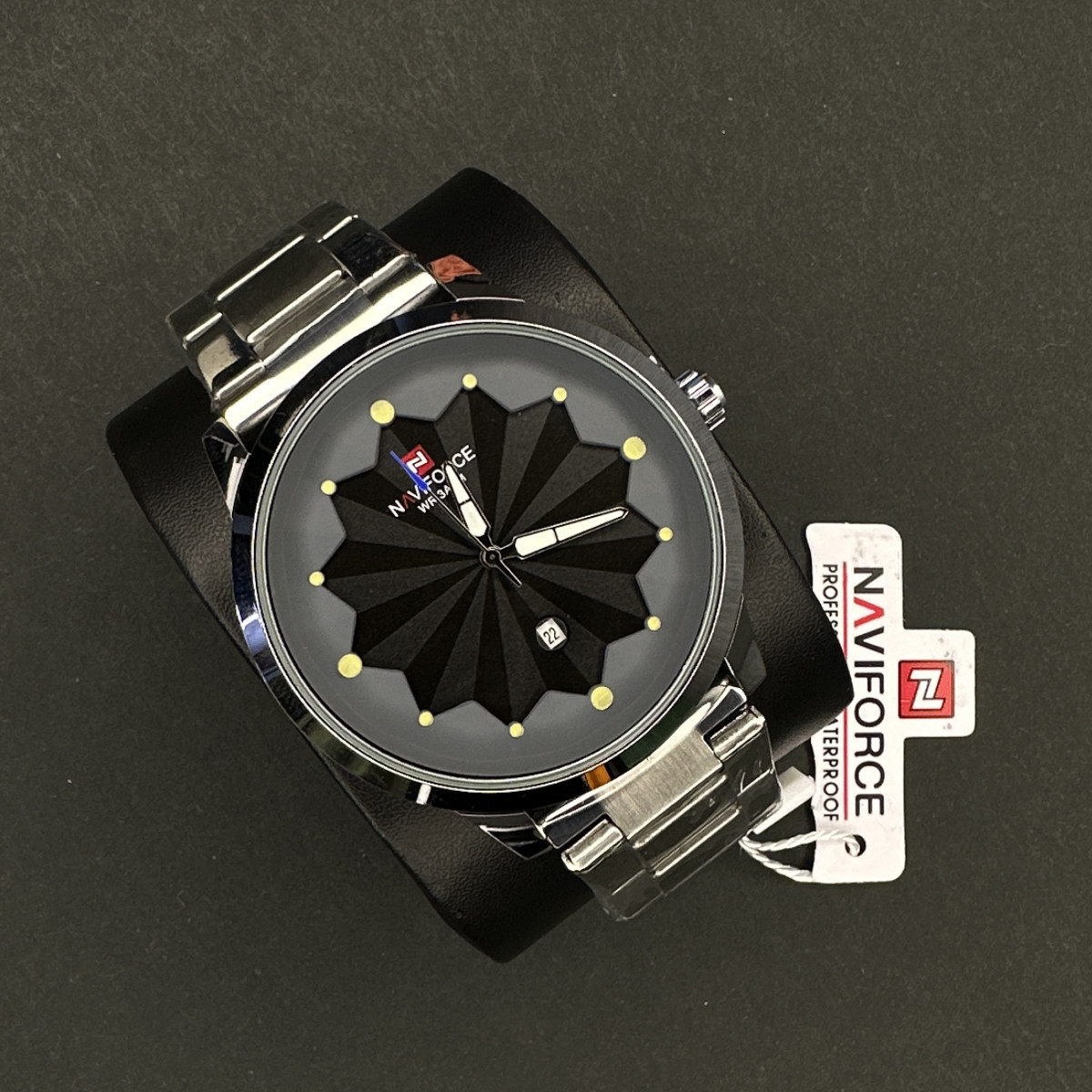 نیوی فورس مردانه موتور ژاپن کد(6519) قاب نقره ای صفحه مشکی بند نقره ای