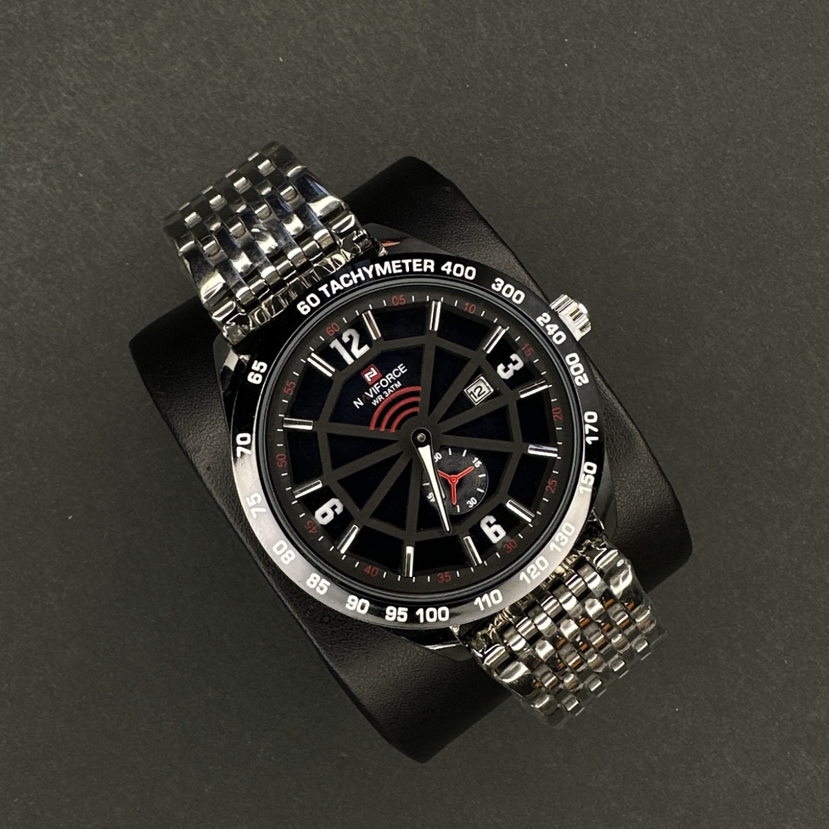 نیوی فورس مردانه موتور ژاپن کد(6516) قاب مشکی صفحه سرمه ای خط مشکی بند نقره ای