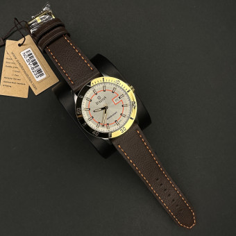 سویستون مردانه کد(6534) قاب طلایی صفحه نقره ای خط قرمز بند قهوه ای