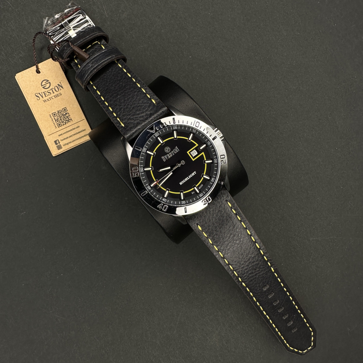 سویستون مردانه کد(6535) قاب نقره ای صفحه سرمه ای خط زرد بند مشکی