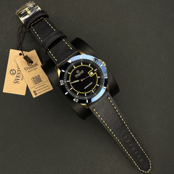 سویستون مردانه کد(6537) قاب سرمه ای بند و صفحه مشکی خط زرد