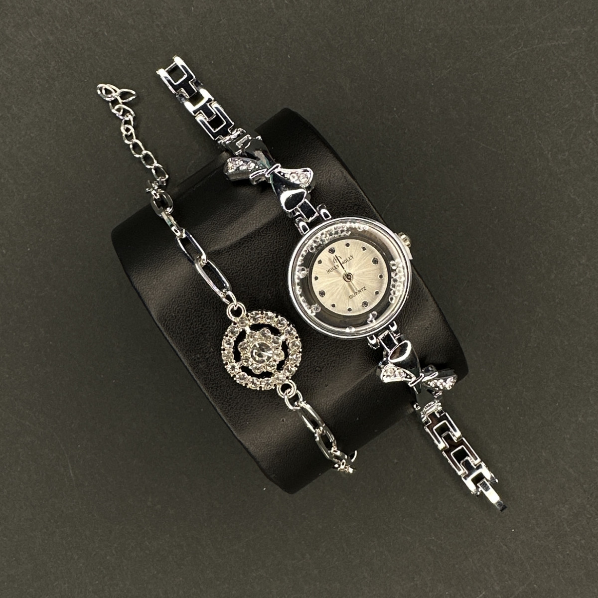 holly mollyبا دستبند کد (6724) نقره ای داخل سفید