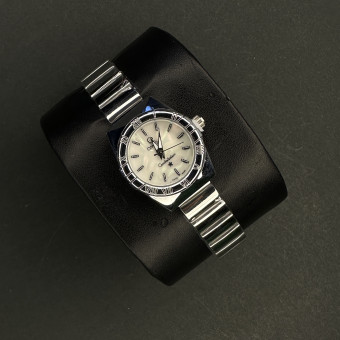 امگا زنانه کد (6777) نقره ای