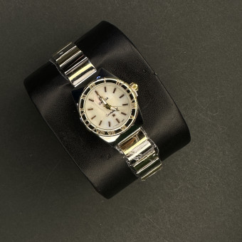 امگا زنانه کد (6780) قاب و بند طلایی نقره ای