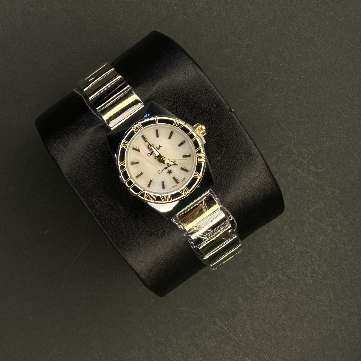 امگا زنانه کد (6780) قاب و بند طلایی نقره ای