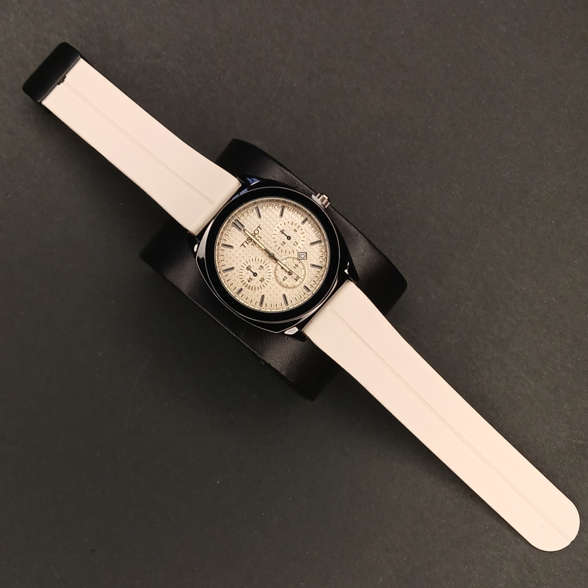 تیسوت مردانه کد (6822) قاب مشکی بند و صفحه سفید شیری