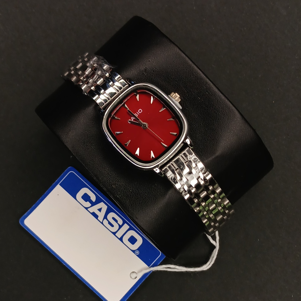 کاسیو زنانه کد (6839) قاب و بند نقره ای صفحه قرمز