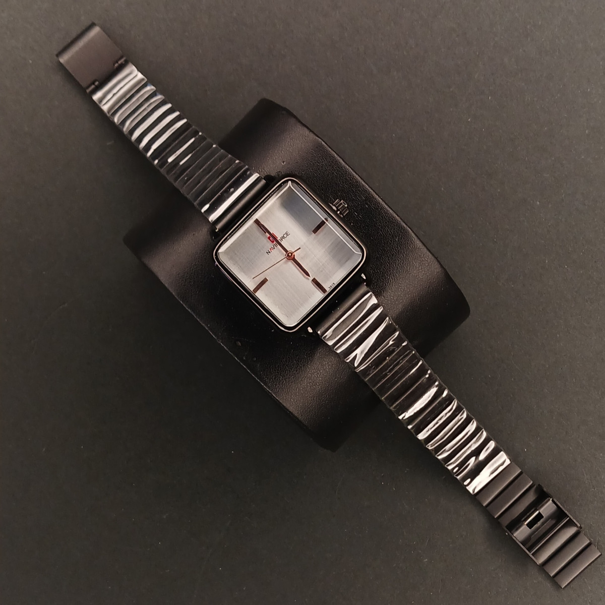 نیوی فورس زنانه مربعی کد(6849) مشکی صفحه نقره ای