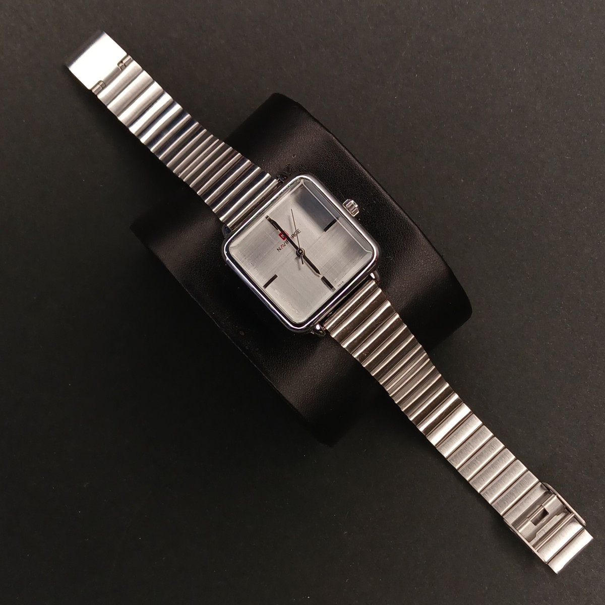 نیوی فورس زنانه مربعی کد(6855) تمام نقره ای