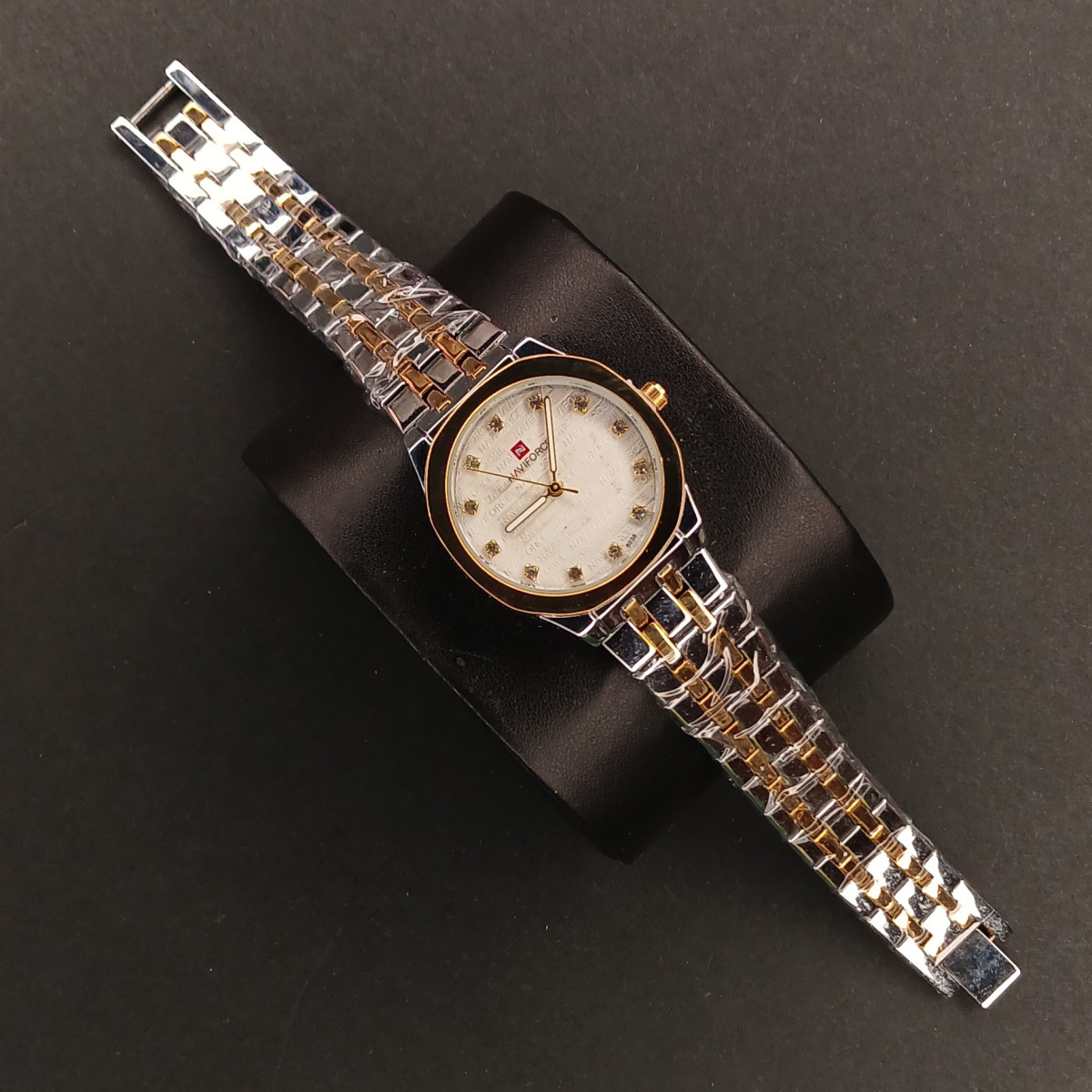 نیوی فورس زنانه کد(6858) قاب و بند طلایی نقره ای صفحه سفید