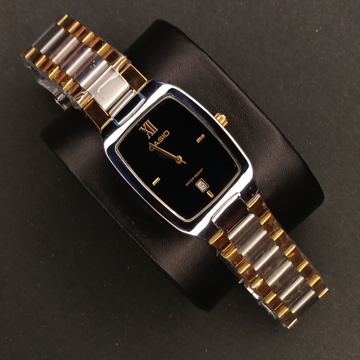 کاسیو مستطیل کد (6884) قاب نقره ای صفحه مشکی بند طلایی نقره ای