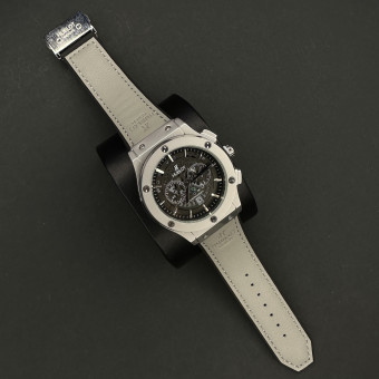 هابلوت مردانه کد(6556)قاب نقره ای صفحه مشکی بند طوسی