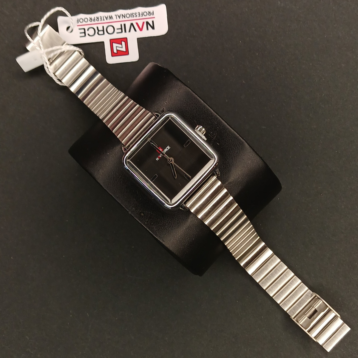 نیوی فورس زنانه مربعی کد(7008) نقره ای صفحه مشکی